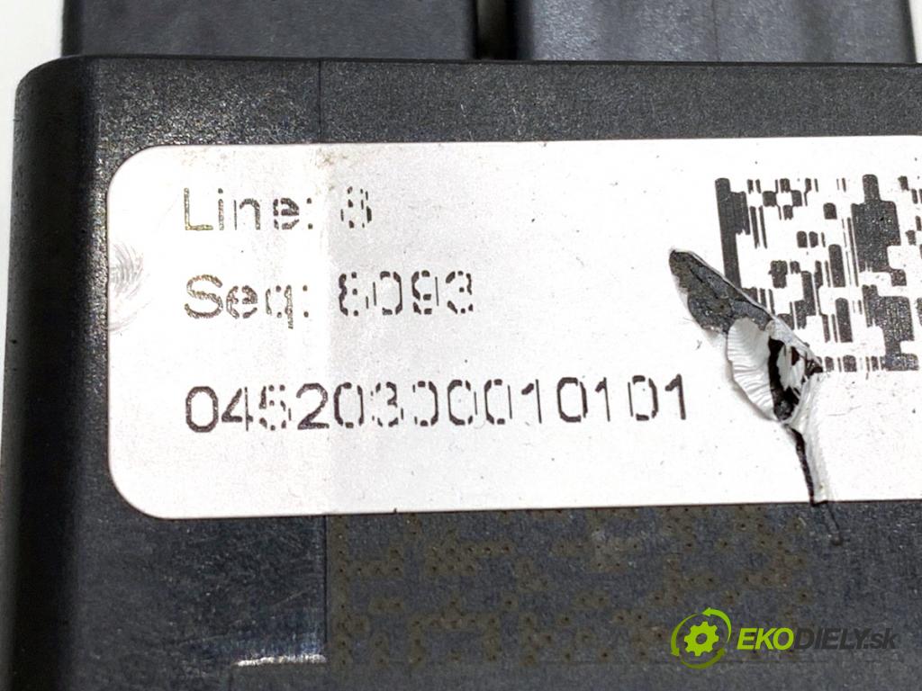 VW GOLF VII Kombi 2014 110 kW 2.0 TDI 1968 skříňka poistková 5Q0937615C (Pojistkové skříňky)