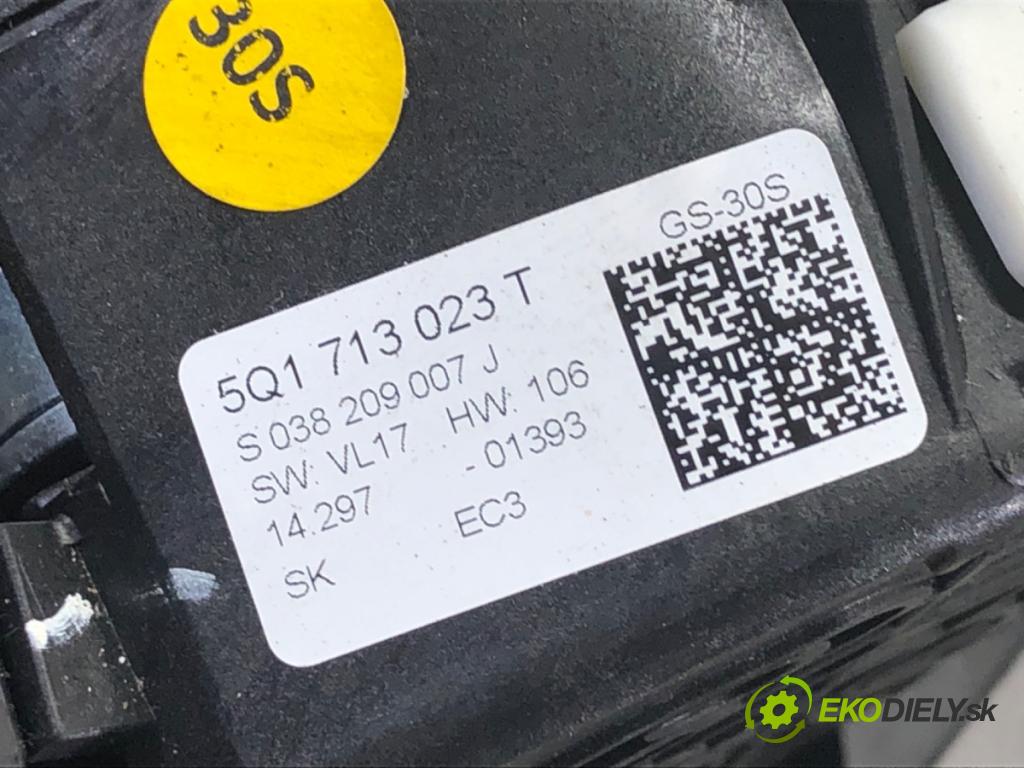 VW GOLF VII Kombi 2014 110 kW 2.0 TDI 1968 Kulisa 5Q1713023T (Rýchlostná páka (kulisa))