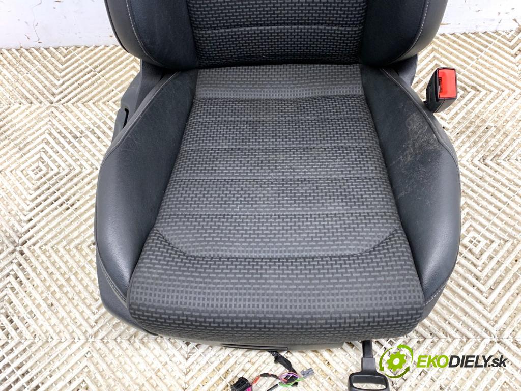 VW GOLF VII Kombi 2014 110 kW 2.0 TDI 1968 Sedadlo pravy predný