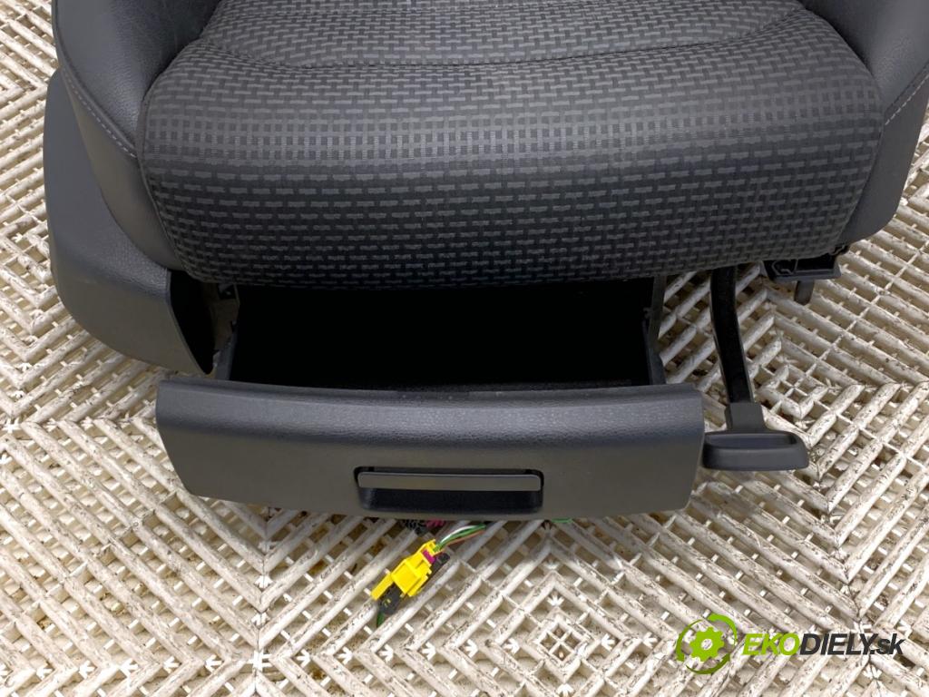 VW GOLF VII Kombi 2014 110 kW 2.0 TDI 1968 Sedadlo pravy predný