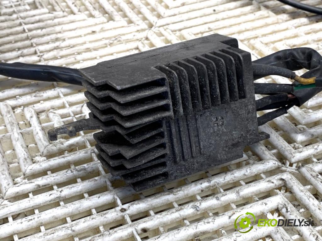 AUDI A4 B7 Kombi 2006 85 kW 1.9 TDI 1896 ventilátor chladiče 8E0959501T (Ventilátory)