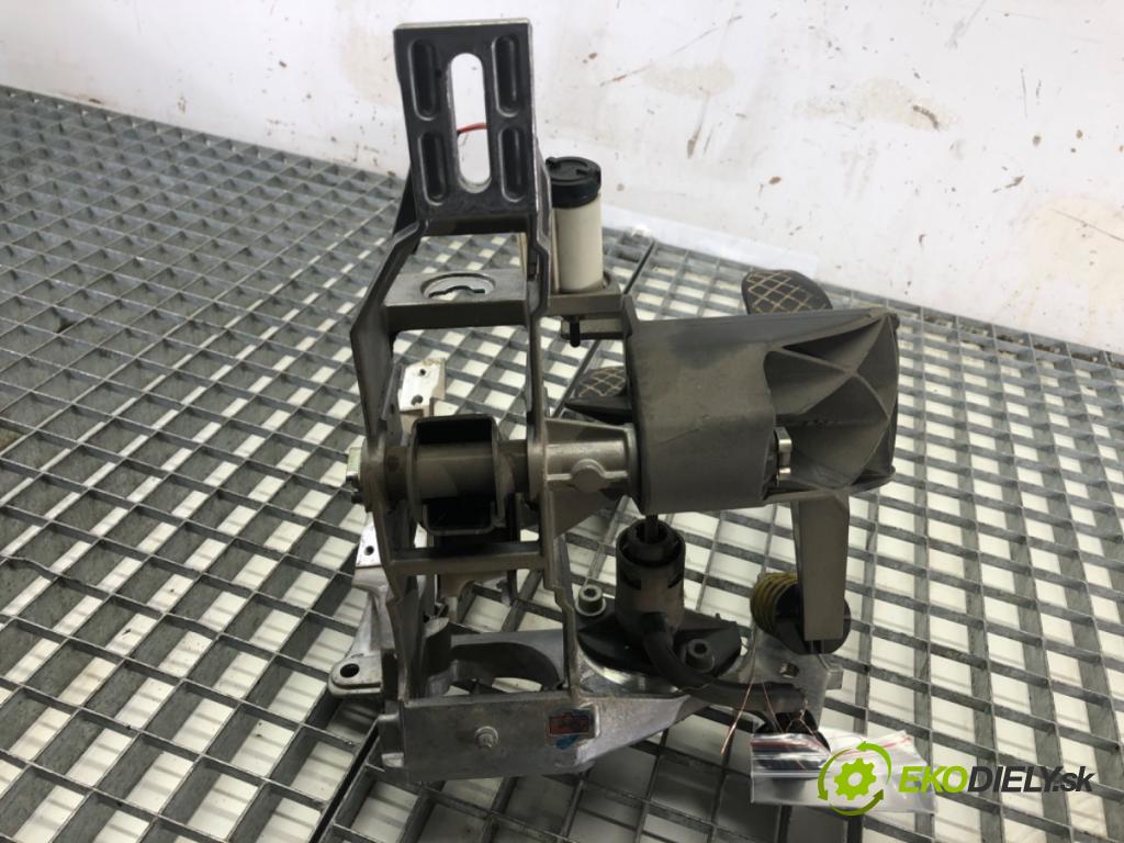 AUDI A4 B7 Kombi 2006 85 kW 1.9 TDI 1896 PEDÁL: manuální  (Pedály)