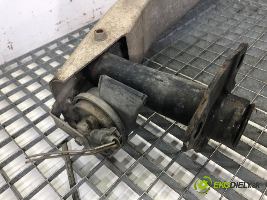 AUDI A4 B7 Kombi 2006 85 kW 1.9 TDI 1896 Výstuha nárazníka predný  (Výstuhy predné)