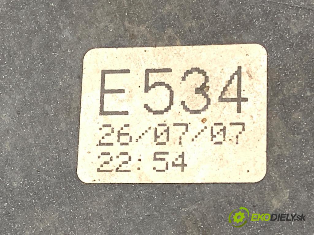 PEUGEOT 308 I liftback 2007 88 kW 1.6 16V 1598 blatník pravý přední část
