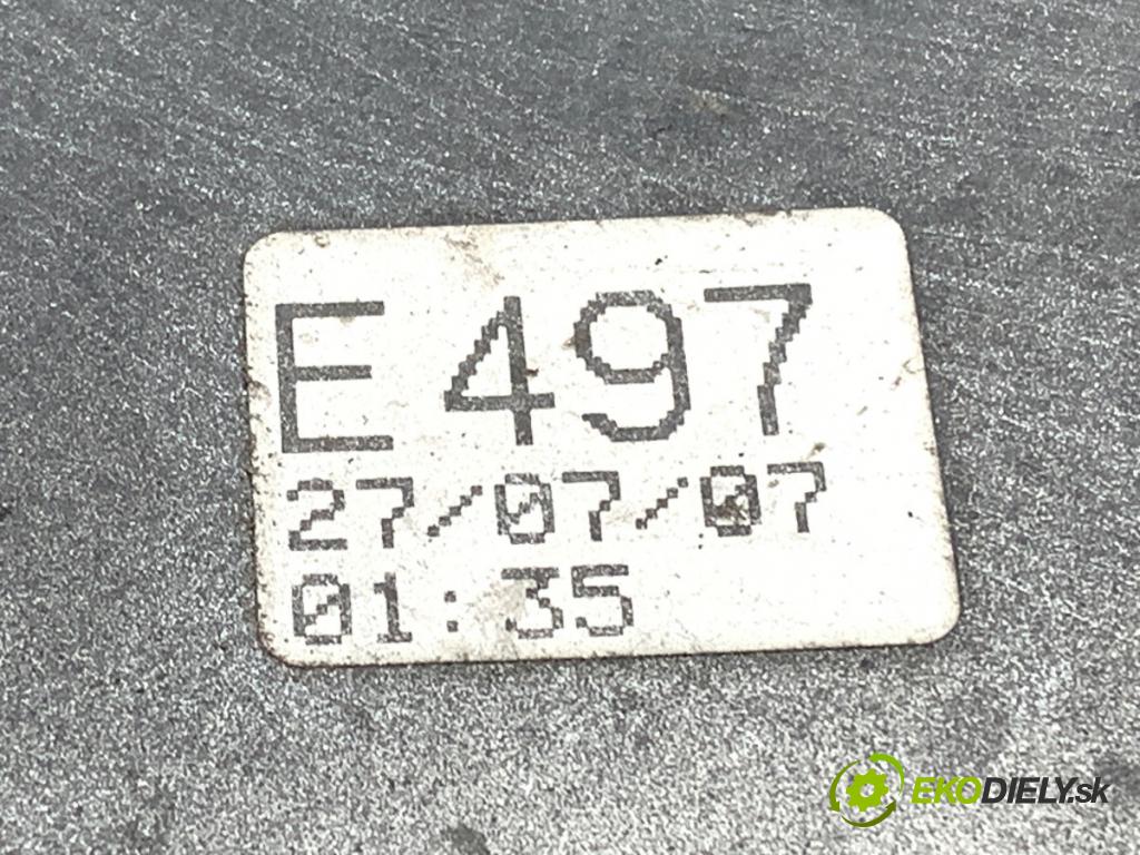 PEUGEOT 308 I liftback 2007 88 kW 1.6 16V 1598 blatník levý přední část