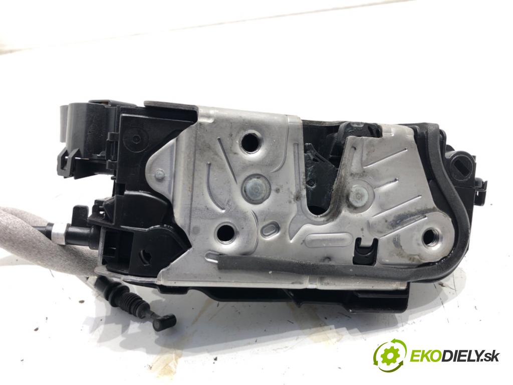 VW GOLF VIII liftback 2022 110 kW 1.5 TSI 1495 zámok dveře pravý přední část 5TB837016E