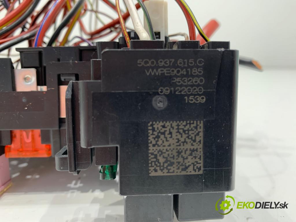 VW TOURAN nadwozie wielkoprzestrzenne (MPV) 2021 110 kW 1.5 TSI 1495 skříňka poistková 5Q0937615C (Pojistkové skříňky)