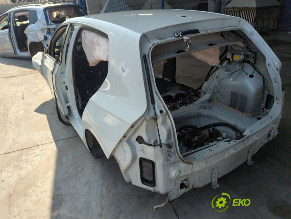 VW GOLF VIII liftback 2022 110 kW 1.5 TSI 1495 KAROSERIA ČTVRŤÁK blatník zadní část levý pravý práh střecha PODŁUŻNICA levý pravý