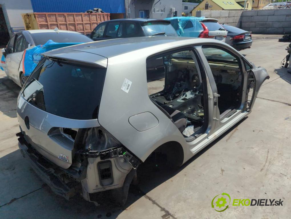 VW GOLF VII liftback 2016 81 kW 1.6 TDI 1598 KAROSERIA ČTVRŤÁK blatník zadní část levý pravý práh střecha PODŁUŻNICA levý pravý 