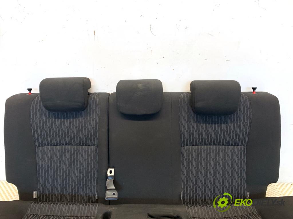 TOYOTA YARIS III liftback 2013 51 kW 1.0 (KSP130_) 998 Sedadlo druhý rad