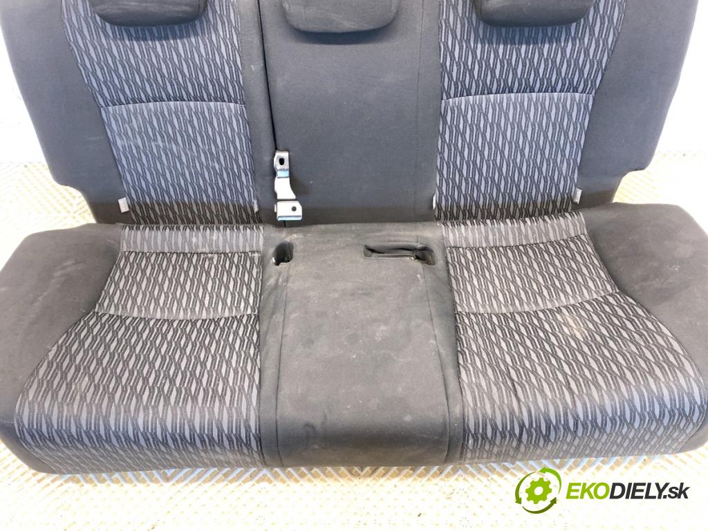 TOYOTA YARIS III liftback 2013 51 kW 1.0 (KSP130_) 998 Sedadlo druhý rad