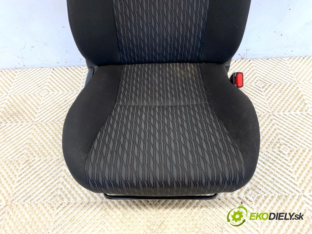 TOYOTA YARIS III liftback 2013 51 kW 1.0 (KSP130_) 998 Sedadlo pravy predný