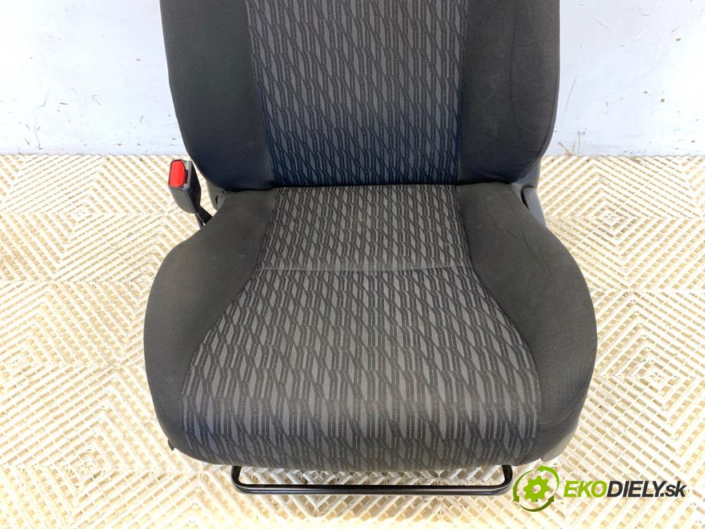 TOYOTA YARIS III liftback 2013 51 kW 1.0 (KSP130_) 998 Sedadlo ľavy predný