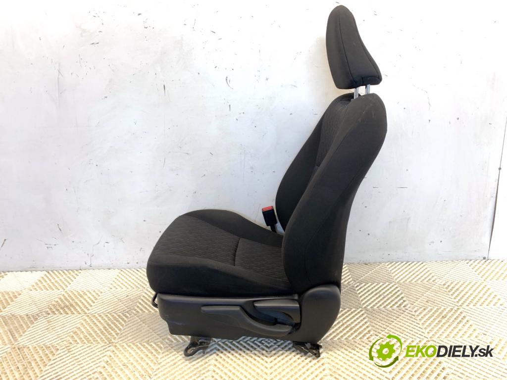 TOYOTA YARIS III liftback 2013 51 kW 1.0 (KSP130_) 998 Sedadlo ľavy predný