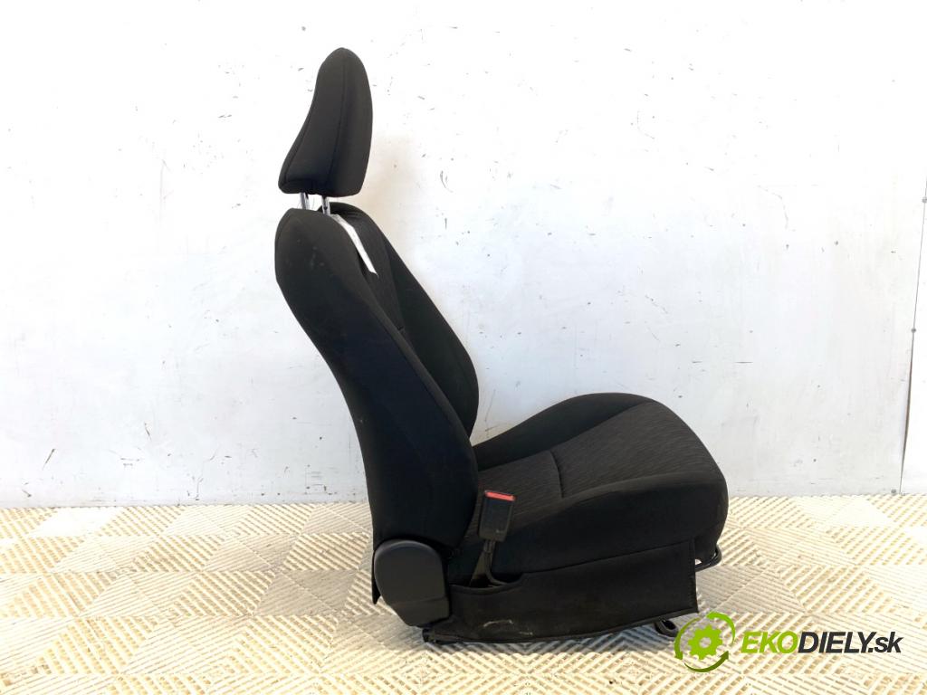 TOYOTA YARIS III liftback 2013 51 kW 1.0 (KSP130_) 998 Sedadlo ľavy predný