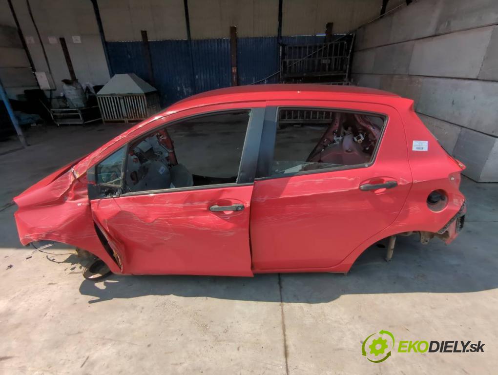 TOYOTA YARIS III liftback 2013 51 kW 1.0 (KSP130_) 998 KAROSERIA ČTVRŤÁK blatník zadní část levý pravý práh střecha PODŁUŻNICA levý pravý