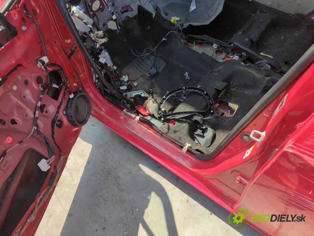 TOYOTA YARIS III liftback 2013 51 kW 1.0 (KSP130_) 998 KAROSERIA ČTVRŤÁK blatník zadní část levý pravý práh střecha PODŁUŻNICA levý pravý