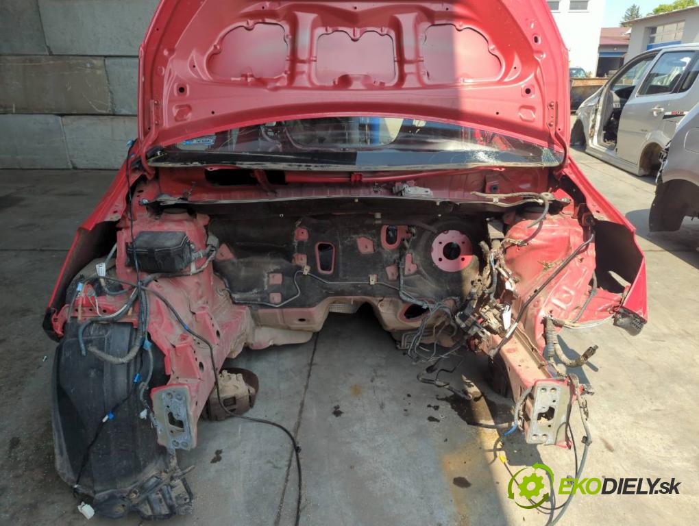 TOYOTA YARIS III liftback 2013 51 kW 1.0 (KSP130_) 998 KAROSERIA ČTVRŤÁK blatník zadní část levý pravý práh střecha PODŁUŻNICA levý pravý