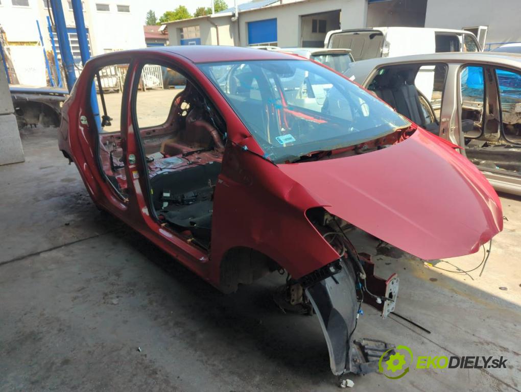 TOYOTA YARIS III liftback 2013 51 kW 1.0 (KSP130_) 998 KAROSERIA ČTVRŤÁK blatník zadní část levý pravý práh střecha PODŁUŻNICA levý pravý