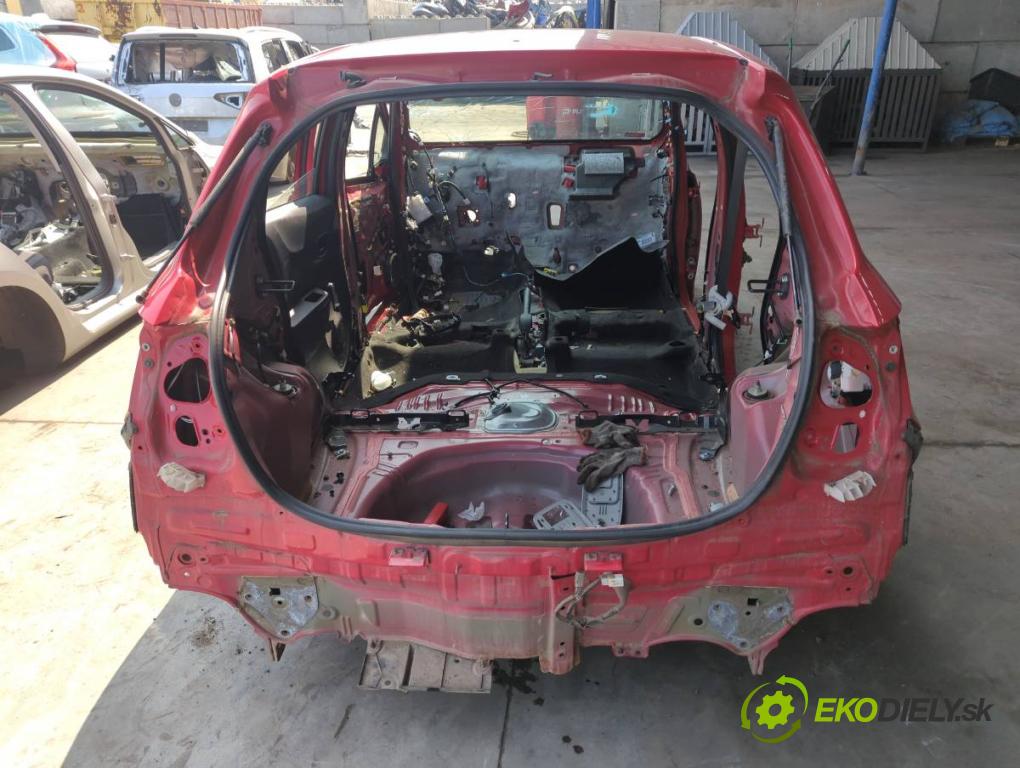 TOYOTA YARIS III liftback 2013 51 kW 1.0 (KSP130_) 998 KAROSERIA ČTVRŤÁK blatník zadní část levý pravý práh střecha PODŁUŻNICA levý pravý