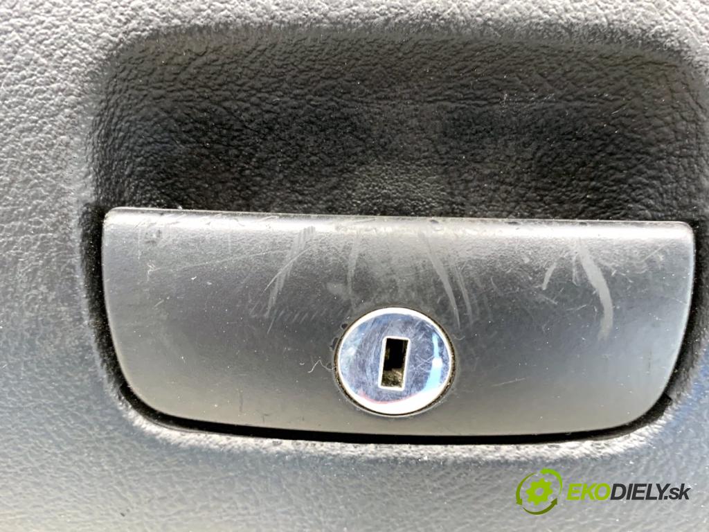VW PASSAT B5 FL Kombi 2002 74 kW 1.9 TDI 1896 Priehradka, kastlík spolujazdca  (Priehradka (kastlík))