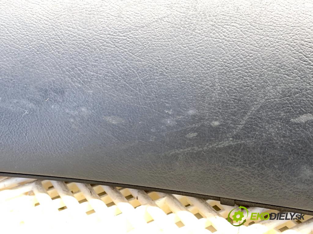 AUDI A6 C5 Kombi 1998 110 kW 2.5 TDI 2496 Priehradka, kastlík spolujazdca  (Priehradka (kastlík))