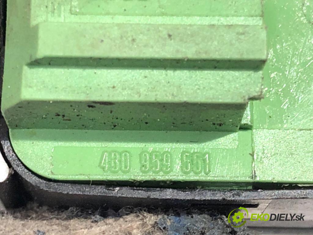AUDI A6 C5 Kombi 1998 110 kW 2.5 TDI 2496 Prepínač nastavenia spätných zrkadiel 4B0959551 (Prepínacie páčky pod volantom)