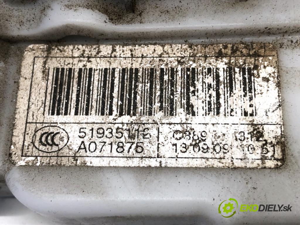 FIAT 500 liftback 2013 51 kW 1.2 (312AXA1A) 1242 zámok dveře pravý přední část 51935112