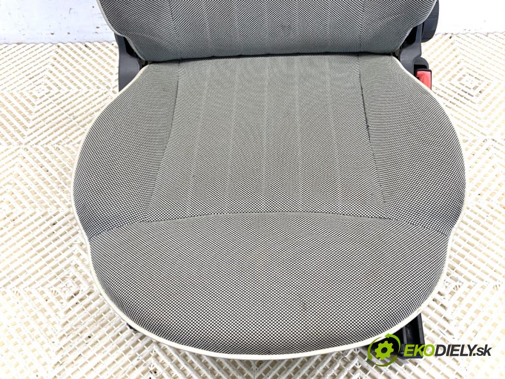 FIAT 500 liftback 2013 51 kW 1.2 (312AXA1A) 1242 Sedadlo pravy predný