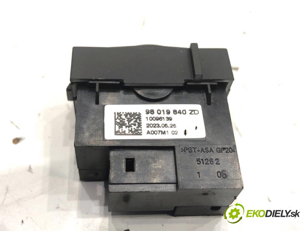 CITROEN C3 III liftback 2023 61 kW 1.2 PureTech 82 1199 Prepínač ohrievania, vyhrievania sedačky 98019840ZD (Prepínacie páčky pod volantom)