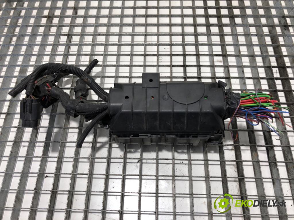 FORD TRANSIT IV Autobus 2006 66 kW 2.4 DI (F_B_, F_C_, F_A_) 2402 skříňka poistková  (Pojistkové skříňky)