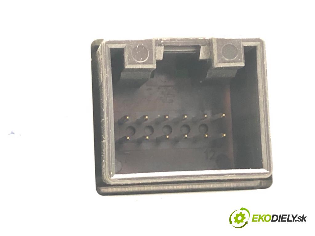 VW GOLF VII liftback 2014 77 kW 1.6 TDI 1598 RADIO Dislpej 5G0919605