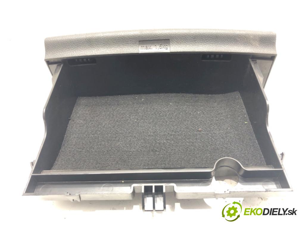 VW GOLF VII liftback 2014 77 kW 1.6 TDI 1598 Priehradka, kastlík sedačky pravy 5G0882602A