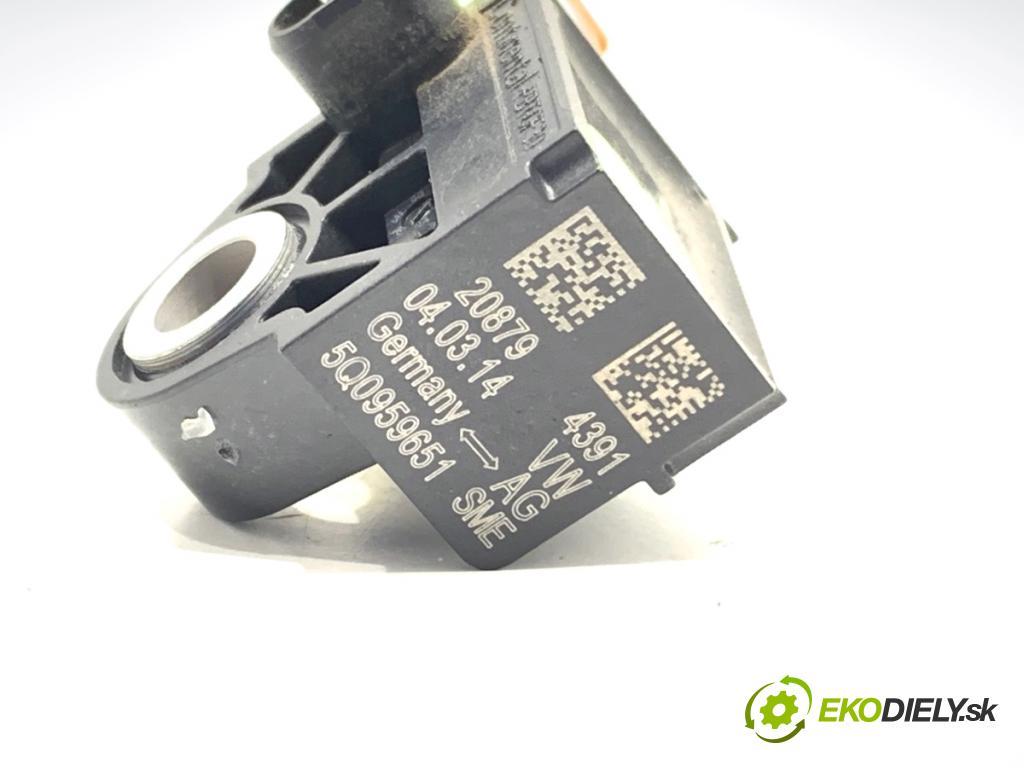 VW GOLF VII liftback 2014 77 kW 1.6 TDI 1598 Snímač nárazu 5Q0959651 (Snímač nárazu)