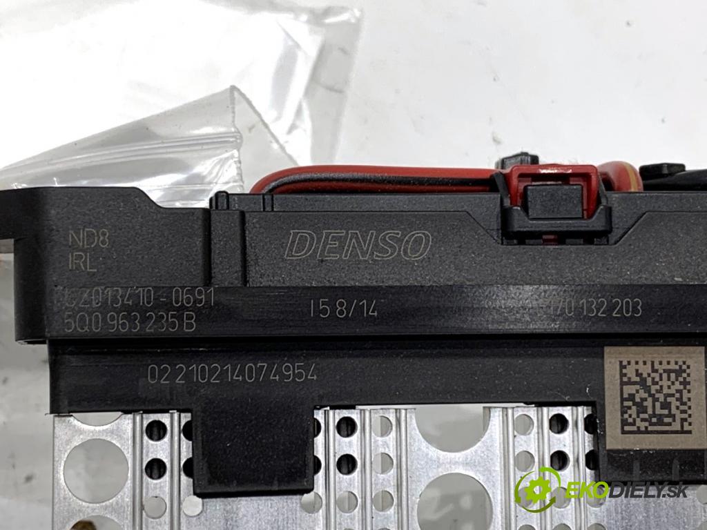 VW GOLF VII liftback 2014 77 kW 1.6 TDI 1598 topné těleso radiátor topení elektrická 5Q0963235B (Radiátory topení)