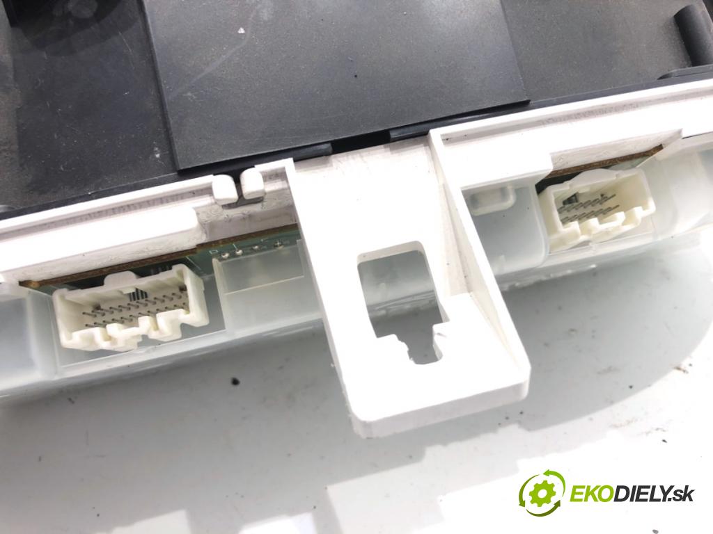 MAZDA 3 liftback 2006 80 kW 1.6 DI Turbo 1560 Prístrojovka 4TBN9JB (Prístrojová doska)