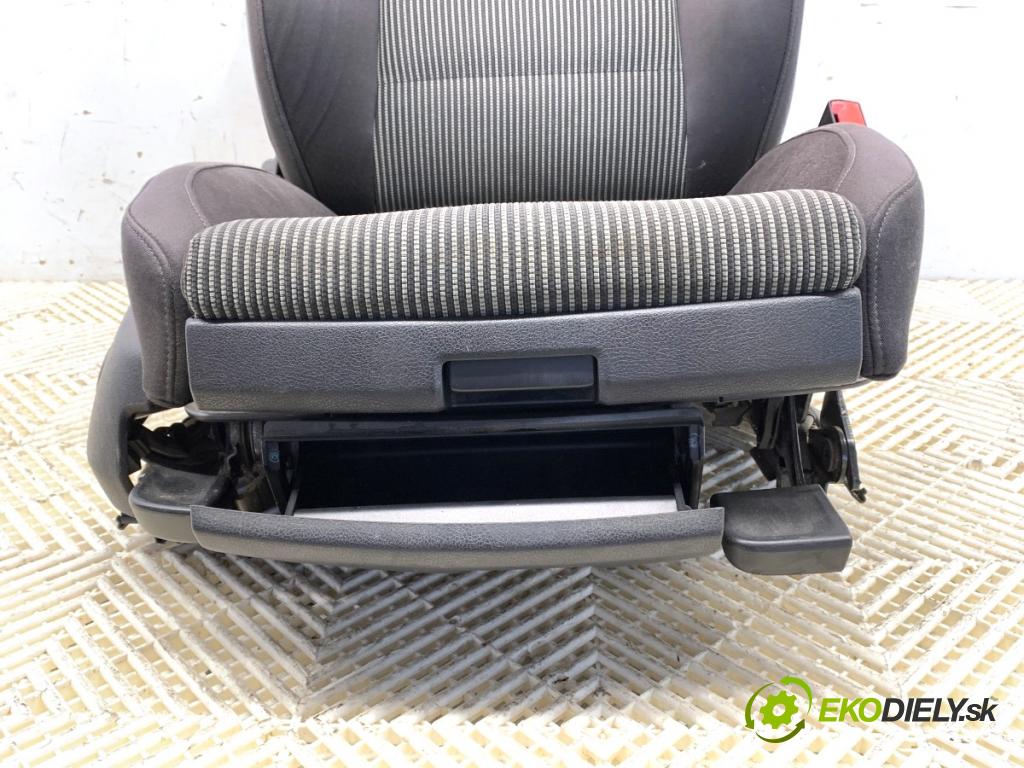 AUDI A4 B8 sedan 2007 105 kW 2.0 TDI 1968 Sedadlo pravy predný