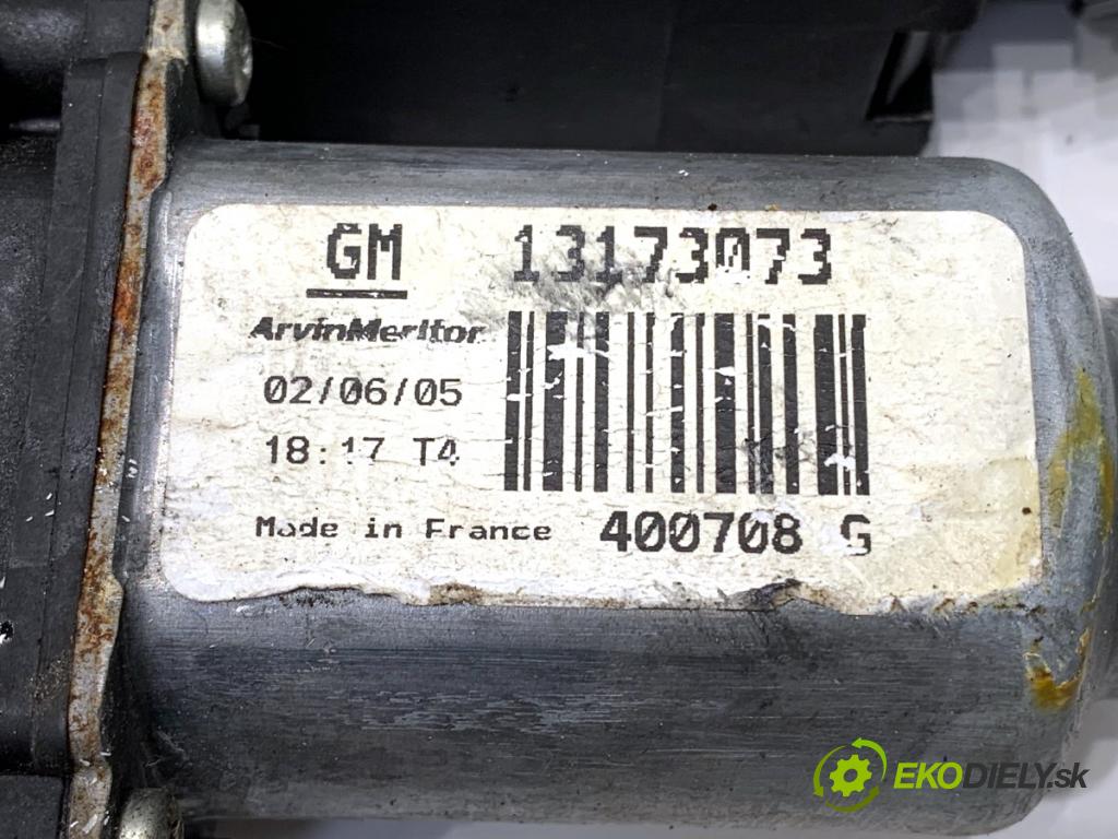 OPEL CORSA C liftback 2005 44 kW 1.0 (F08, F68) 998 mechanismus okna levý přední část 13173073