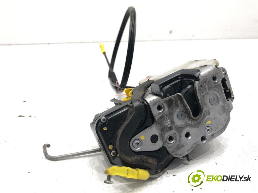 OPEL ASTRA J liftback 2011 132 kW 1.6 (08) 1598 zámok dveře levý přední část 13579522