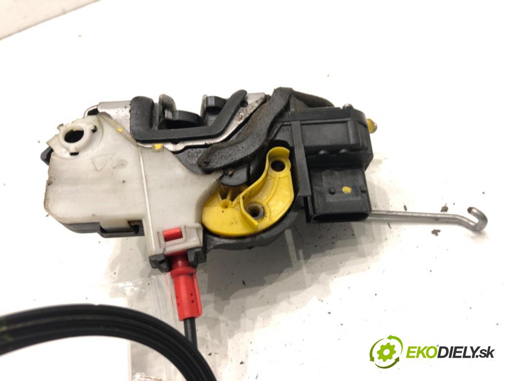 OPEL ASTRA J liftback 2011 132 kW 1.6 (08) 1598 zámok dveře levý přední část 13579522