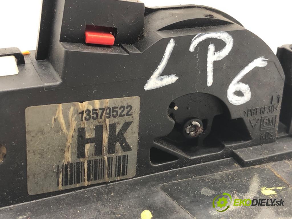 OPEL ASTRA J liftback 2011 132 kW 1.6 (08) 1598 zámok dveře levý přední část 13579522