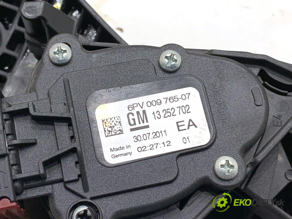 OPEL ASTRA J liftback 2011 132 kW 1.6 (08) 1598 PEDÁL: manuálne 13252702 (Potenciometer plynového pedálu)