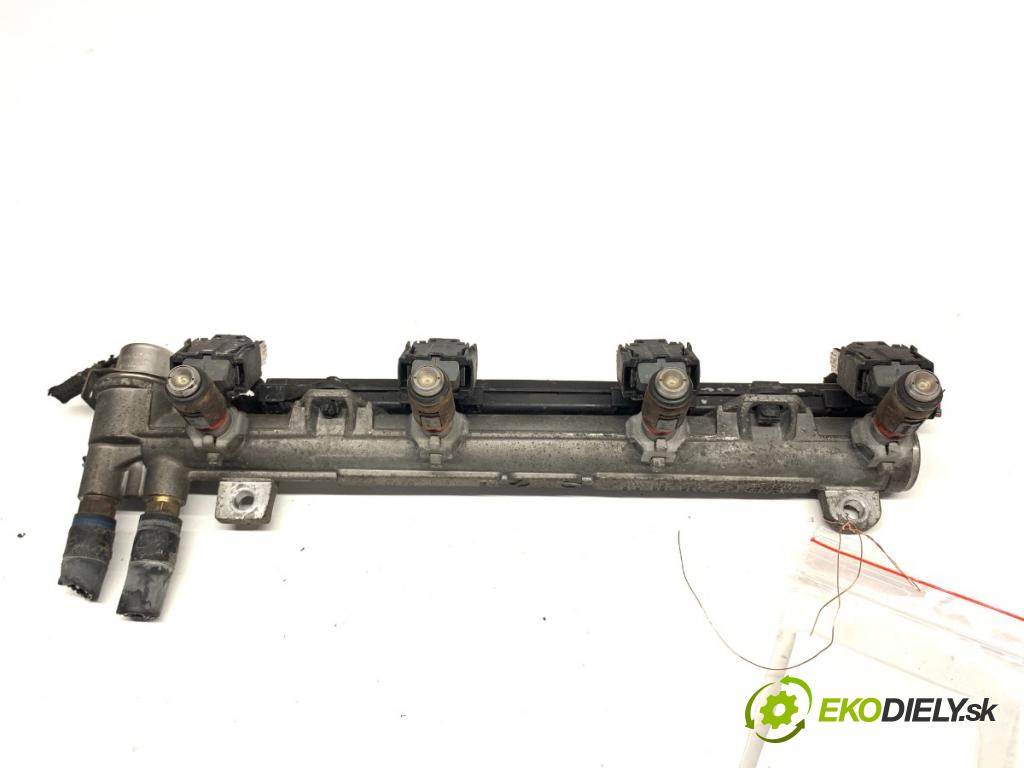 AUDI A2 liftback 2000 55 kW 1.4 1390 lišta vstřikovací 036133319B (Vstřikovací lišty)