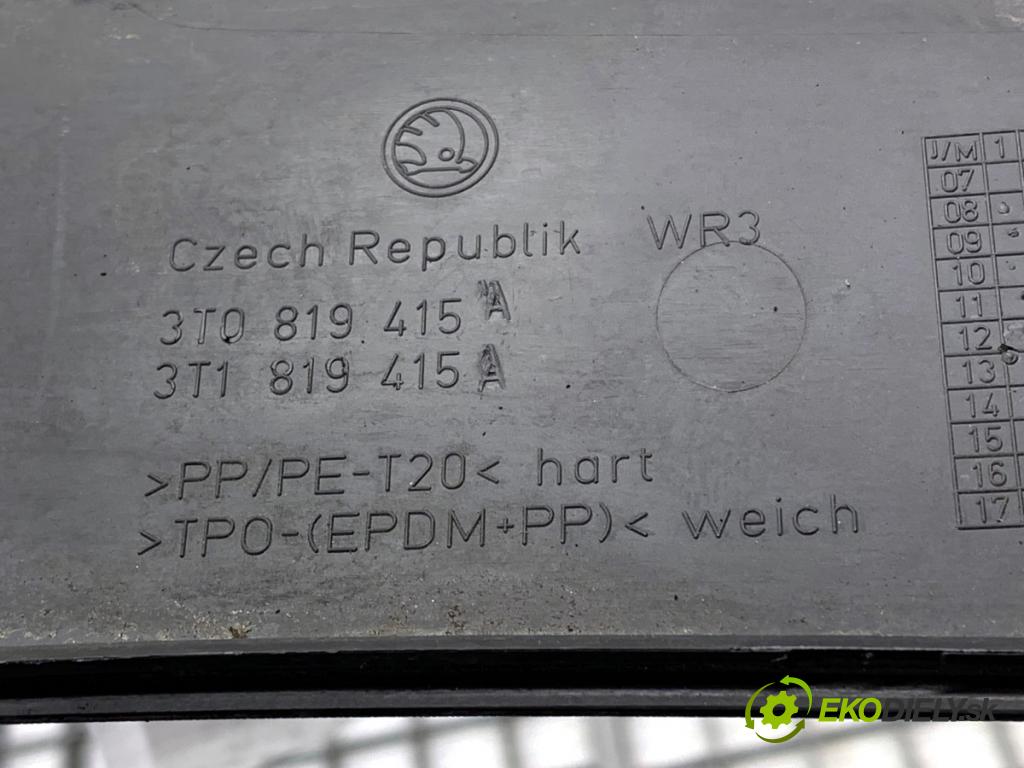 SKODA SUPERB II Kombi 2014 103 kW 2.0 TDI 16V 1968 torpédo plast pod čelní okno levé 3T0819415A