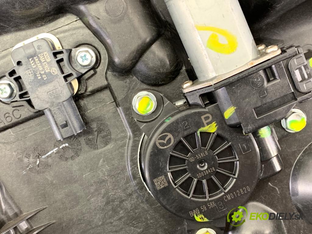 MAZDA 2 DL liftback 2018 66 kW 1.5 SKYACTIV-G 1496 mechanismus okna levý přední část DA6C5997X