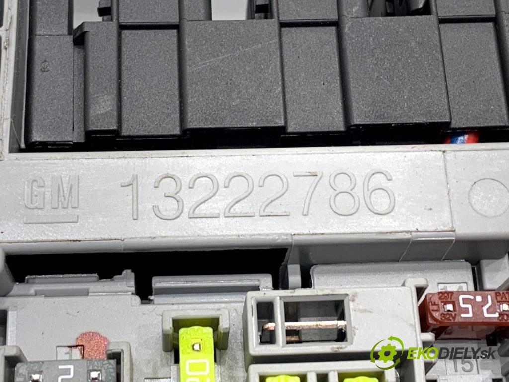 OPEL ZAFIRA C nadwozie wielkoprzestrzenne (MPV) 2014 96 kW 2.0 CDTi (75) 1956 skříňka poistková 13222786 (Pojistkové skříňky)