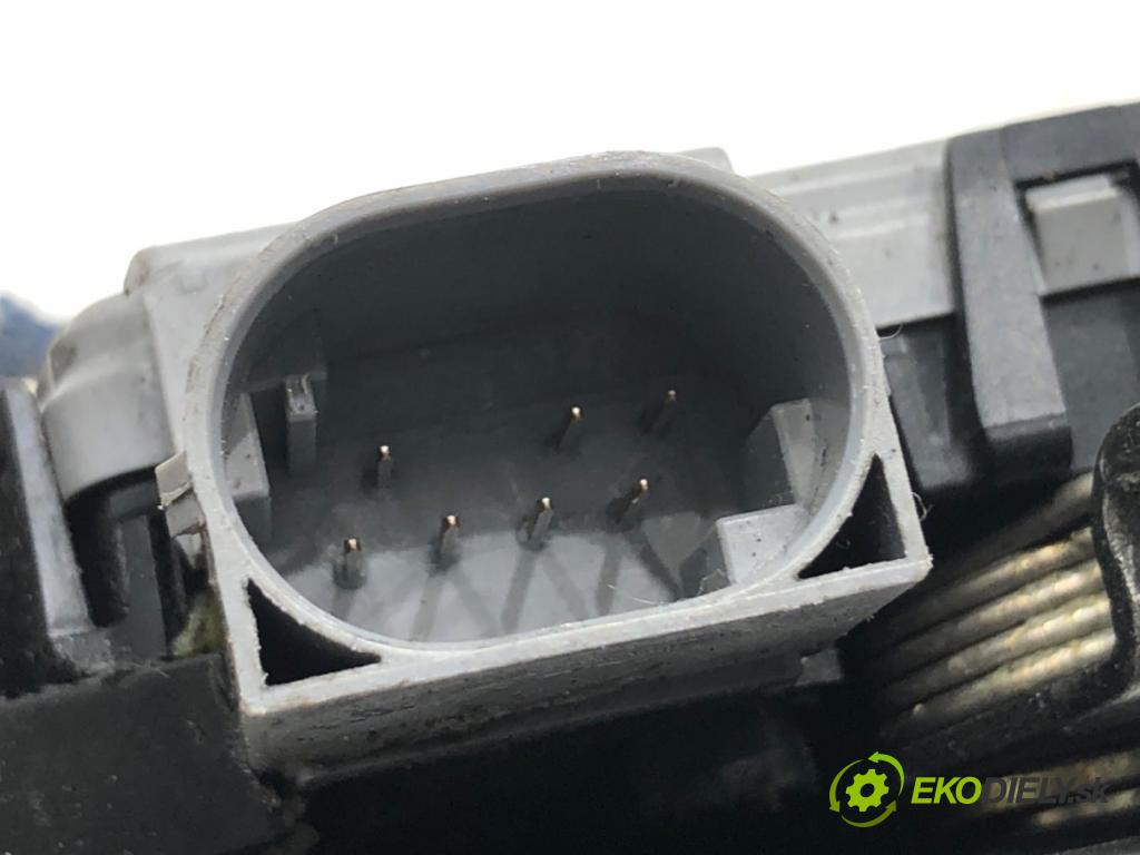 BMW E53 SUV 2006 160 kW 3.0 d 2993 zámok Dvere ľavy predný 8402537