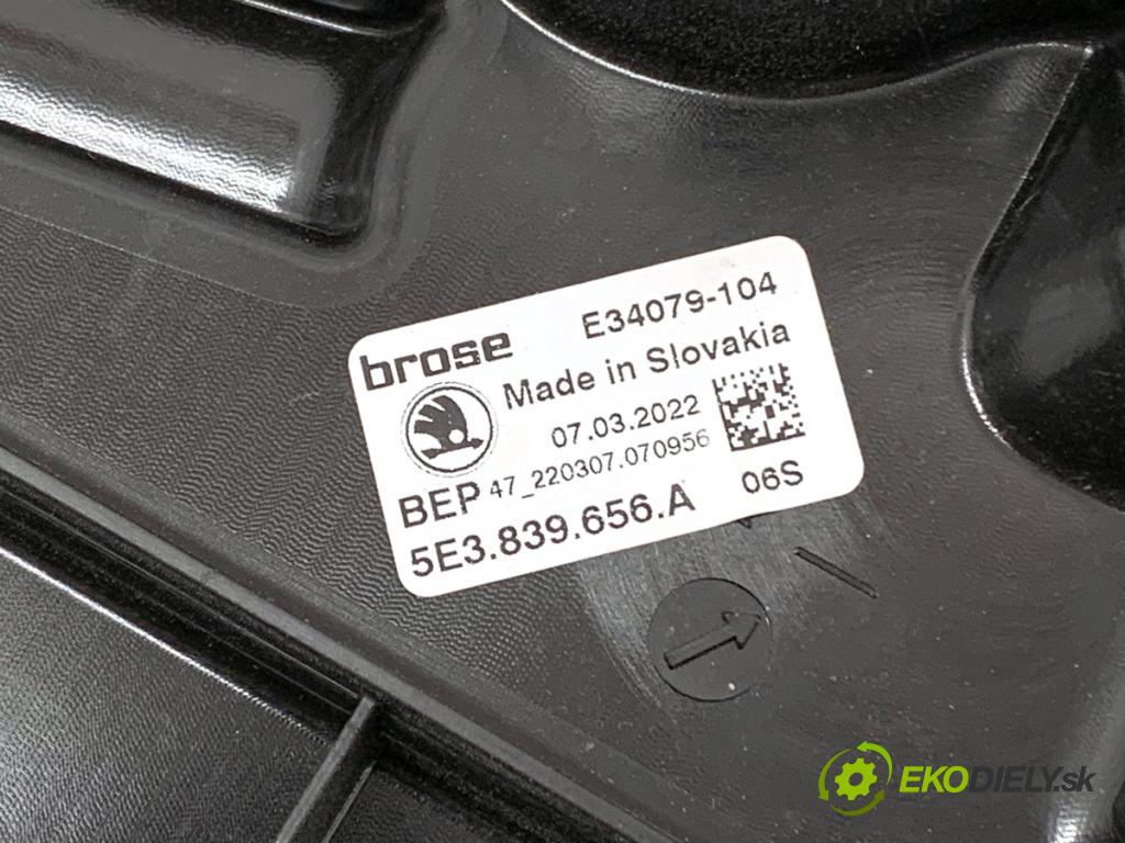 SKODA OCTAVIA IV Kombi 2022 150 kW 1.4 TSI iV 1395 mechanismus okna pravý zadní část 5E3839656A 5Q0959408D