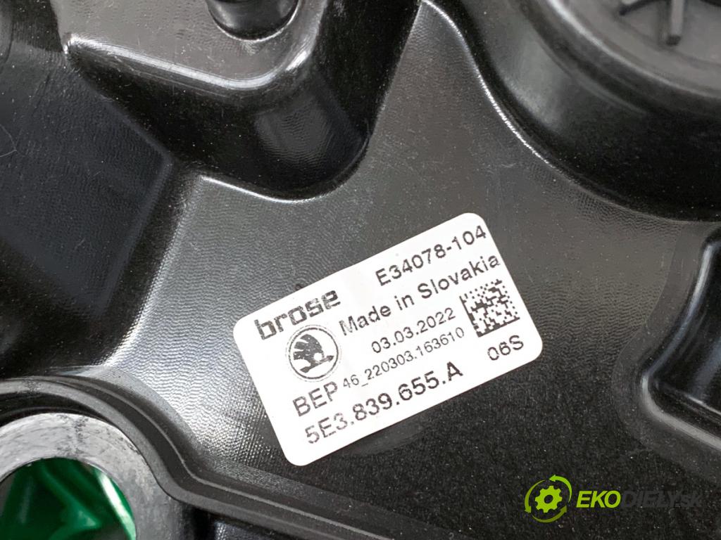 SKODA OCTAVIA IV Kombi 2022 150 kW 1.4 TSI iV 1395 mechanismus okna levý zadní část 5Q0959407D 5E3839655A