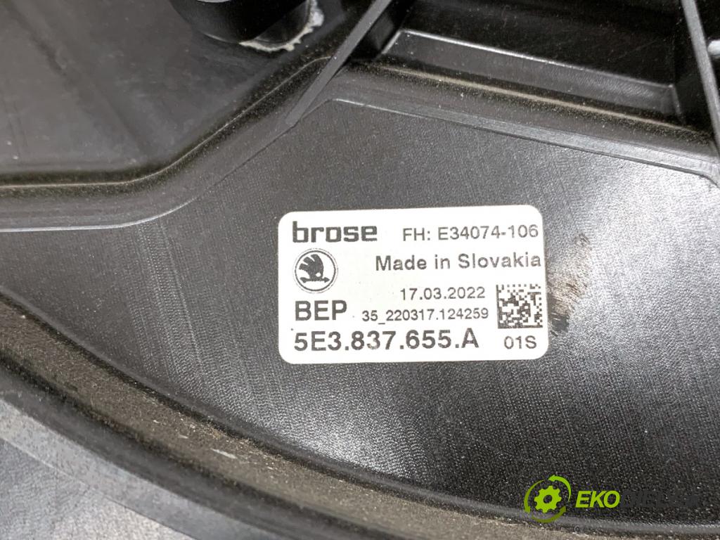 SKODA OCTAVIA IV Kombi 2022 150 kW 1.4 TSI iV 1395 mechanismus okna levý přední část 5E3837655A